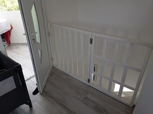 a sliding glass door in a room with a wooden floor at Haut de villa indépendant, vue et accès mer, 100m de la plage, idéal famille in La Trinité