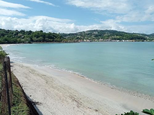 a view of a beach with the ocean at Haut de villa indépendant, vue et accès mer, 100m de la plage, idéal famille in La Trinité