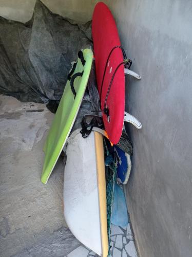 a group of surfboards sitting on top of a wall at Haut de villa indépendant, vue et accès mer, 100m de la plage, idéal famille in La Trinité