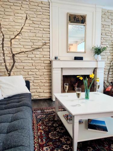 un salon avec un canapé et une cheminée dans l'établissement Centre bourg, spacieux duplex classé 3 étoiles, Plages à 5 min, à Plouguerneau