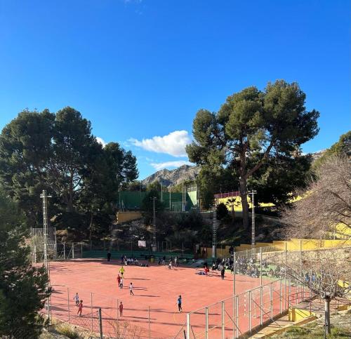 a group of people on a basketball court at La guarida rústica del zorro in Jijona