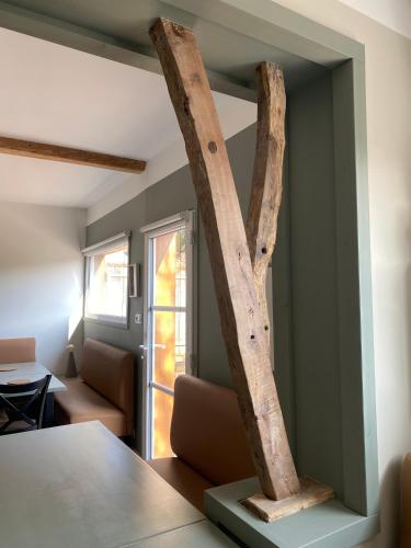 a tree limb in the corner of a room at Maison - 2 chambres - Terrasse - Babyfoot in Verton
