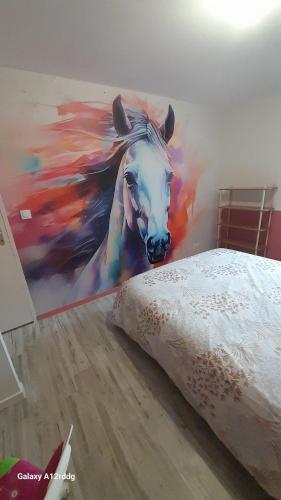 une peinture d'un cheval sur un mur dans l'établissement Logrment entier 8 personnes circuit 24h, à Sillé-le-Philippe