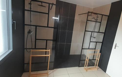 La salle de bains est pourvue d'une douche et de 2 chaises. dans l'établissement Logrment entier 8 personnes circuit 24h, à Sillé-le-Philippe