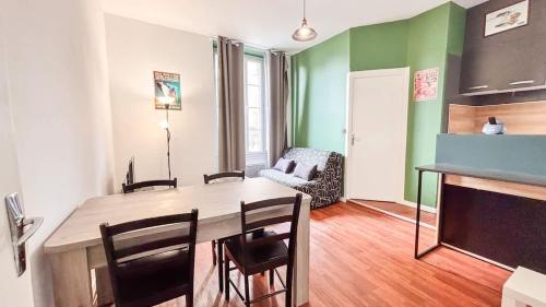 un salon avec une table et des chaises de salle à manger dans l'établissement Saint François, à Bordeaux