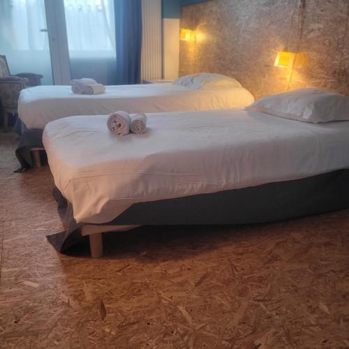 two beds with towels on them in a hotel room at Hostel20 Toulouse Wilson in Toulouse