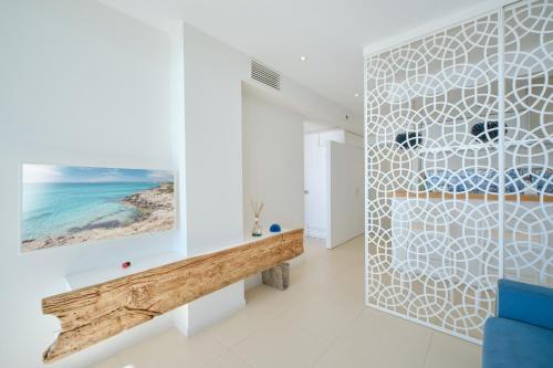 een kamer met een muur met een patroon bij Terrazza Giudecca Gallipoli in Gallipoli