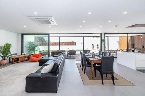 an open living room with a table and chairs at Casa da Oliveira ~ Azeitão in Azeitao