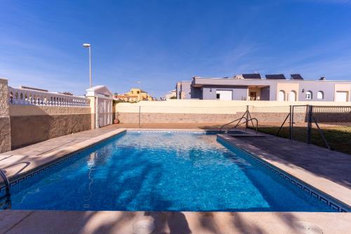 アルメリアにあるTrendyHomes Chalet Retamarのギャラリーの写真