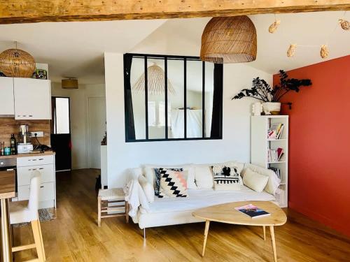 un salon avec un canapé blanc et une table dans l'établissement Rooftop dans l’hyper centre, à Bordeaux