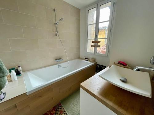 une salle de bain blanche avec une baignoire et un lavabo dans l'établissement Rooftop dans l’hyper centre, à Bordeaux