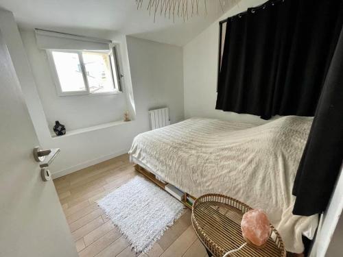 une chambre avec un lit, une fenêtre et une chaise dans l'établissement Rooftop dans l’hyper centre, à Bordeaux