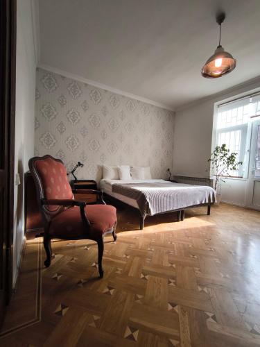3-Bedroom Antique Apartment - City Center