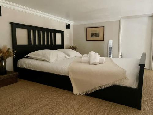 une chambre avec un grand lit avec des serviettes dessus dans l'établissement Loft de Charme au Cœur du Centre Historique, à Bordeaux