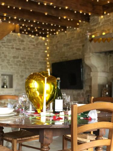 - une table avec une bougie et une bouteille de vin dans l'établissement Maison de pays proche de la mer, à Fontenay-sur-Mer