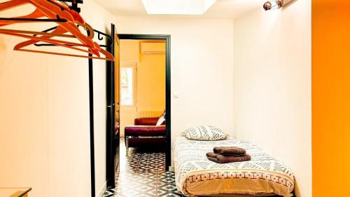 une chambre avec un lit dans une pièce dans l'établissement T3 pleincentre airconditionné, à Bordeaux