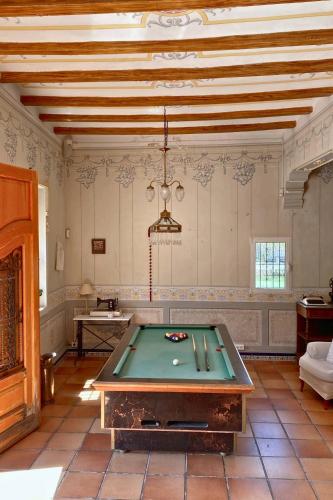 Tavolo di biliardo di Magnolia Loft A spacious, authentic space with rustic charm