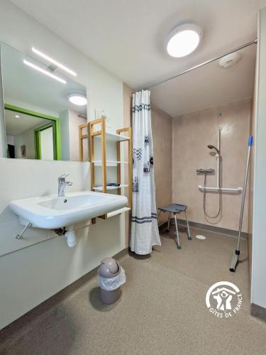 une salle de bain avec un lavabo et une douche dans l'établissement Chalet le Goujon, à Villiers-Charlemagne