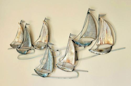 un groupe de trois modèles de bateaux suspendus sur un mur dans l'établissement 