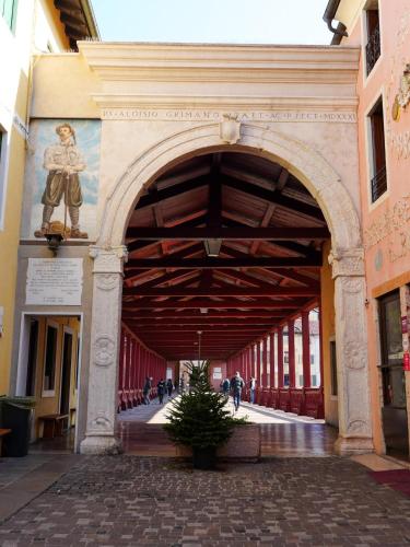 a building with an archway with a statue on it at HEATHER'S HOME 110 Apt 400mt from Old Bridge in Bassano del Grappa