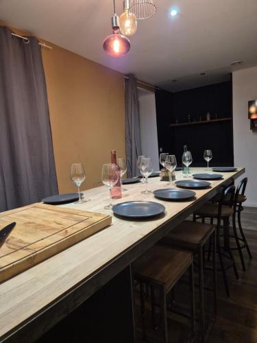 - une longue table en bois avec des verres à vin dans l'établissement #Le Coin Perché #Thiers #Auvergne, à Thiers