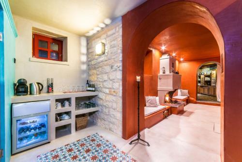 アノ・ペディナにあるAkakia - Stone family maisonette with Spectacular viewのアーチ型のキッチン、リビングルーム