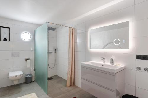 un bagno bianco con lavandino e WC di Kuckucksnest City Center Apartment a Freudenstadt