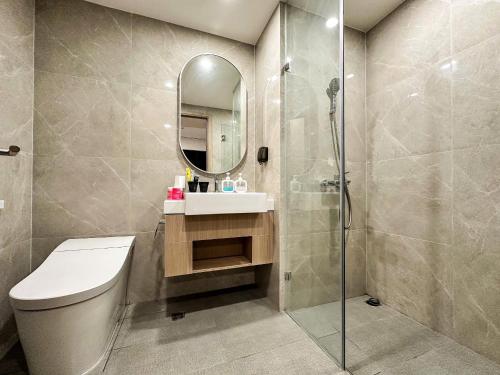 a bathroom with a toilet and a sink and a shower at Honeymoon homes - Vinhomes Grand Park Quận 9 - 2 phòng ngủ in Gò Công