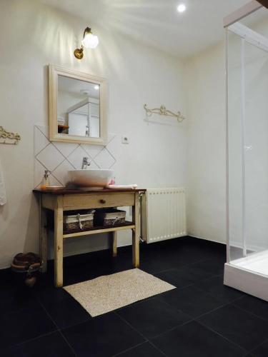 une salle de bain avec un lavabo et un miroir dans l'établissement Maison cosy à Kientzheim + Parking, à Kientzheim