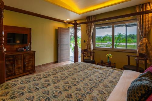 una camera da letto con un letto grande e una finestra di Aashiyana Luxury Cottages a Khilchīpur