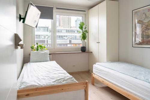 sypialnia z łóżkiem i oknem w obiekcie Chmielna - City Center Residence w Warszawie