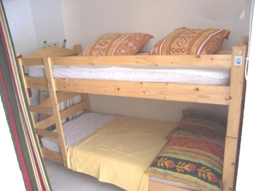 quelques lits superposés dans une chambre dans l'établissement Studio cabine avec piscine, plage directe, terrasse et parking - Animaux acceptés - FR-1-387-53, à Marseillan