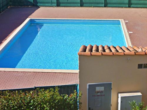 - une piscine sur le côté d'une maison dans l'établissement Studio cabine avec piscine, plage directe, terrasse et parking - Animaux acceptés - FR-1-387-53, à Marseillan