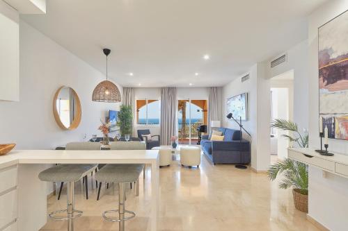 Posedenie v ubytovaní Marina XI Enjoy the Sun, Sea Views, Pools & BBQ Steps from the Beach in Mijas Costa & Fuengirola