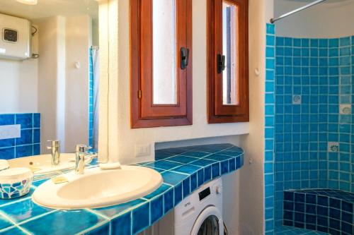 Et badeværelse på Cala Granu Vista Mare Private Parking and Pool