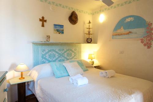 En eller flere senge i et værelse på Cala Granu Vista Mare Private Parking and Pool