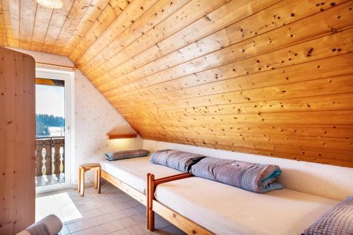 a room with a wooden ceiling and a bench at Lorenzenhäusle Titisee-Neustadt in Titisee-Neustadt