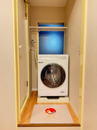 a washer and dryer in a small room at 和の宿ホテルYamatoinn Akihabara#401 in Tokyo