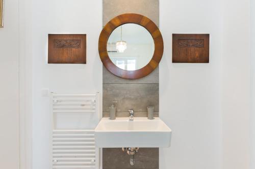 Circle Mirror Center Inn