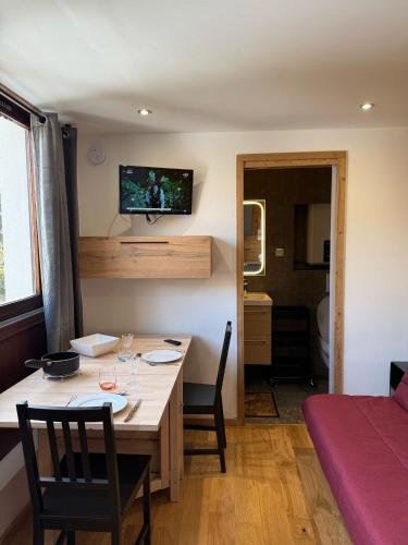 une chambre avec une table et une chambre avec un lit dans l'établissement Le 3300 - 42 - Studio vue piste - 2 pers, à Les Deux Alpes