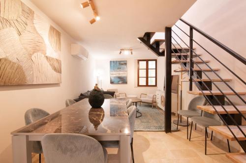 un salon avec une table et des chaises dans l'établissement Pick A Flat's Apartments - Heart of Saint-Tropez, à Saint-Tropez