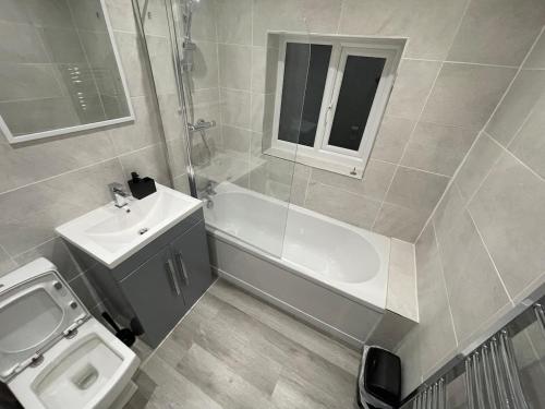 Ένα μπάνιο στο BetaHouse -3BR -Pool Table -Free parking -Spacious