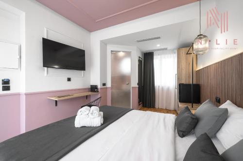 Televisyen dan/atau pusat hiburan di Esther Suites, Nilie Hospitality MGMT
