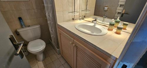 une salle de bain avec un lavabo et des toilettes dans l'établissement Lea-Vue mer panoramique- clim-Wifi- plage à pieds, à Conca