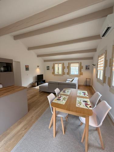 un salon avec une table et un canapé dans l'établissement Les gîtes de la Joubertie, à Salon