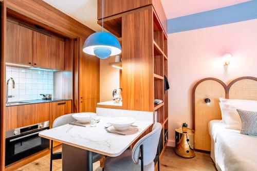Cette petite chambre comprend une table et un lit. dans l'établissement RockyPop Marseille Appartements, à Marseille