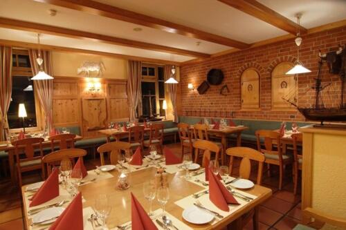 a dining room with tables and chairs in a restaurant at Hotel Lübecker Hof in Lübeck