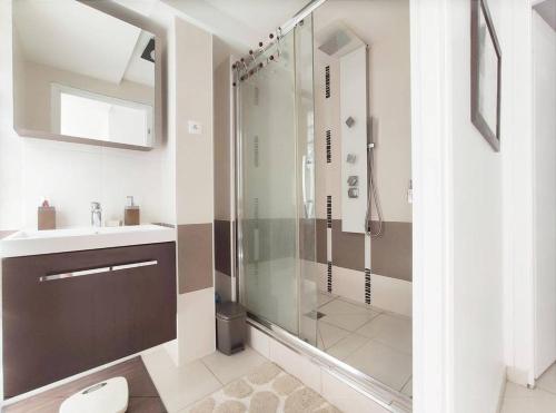 une salle de bain avec douche et lavabo dans l'établissement Villa Chic and Cosy near Versailles, à Bois-dʼArcy