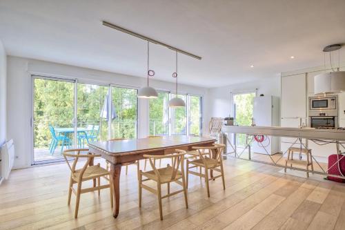 eine Küche und ein Esszimmer mit Tisch und Stühlen in der Unterkunft Maison "Chalet Concept" 6 pers à 10min Puy du Fou in La Gaubretière