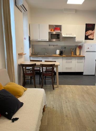 une cuisine avec une table et des chaises dans une pièce dans l'établissement Appt 2 chambres au centre ville 3è, à Marseille